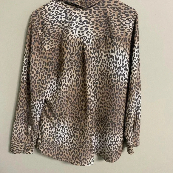 Chico’s Button Down Shirt Brown Tan Cheetah Print Pockets Size 2 Medium 12 - Picture 2 of 6